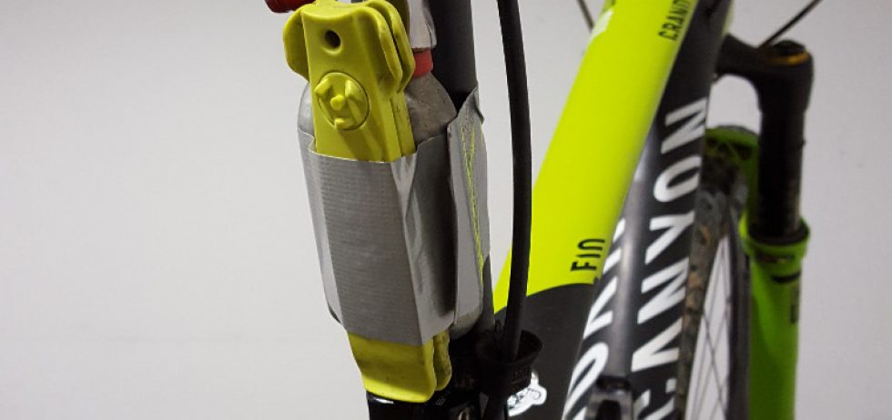 Cartouches CO2 et démonte-pneus sur tige de selle VTT